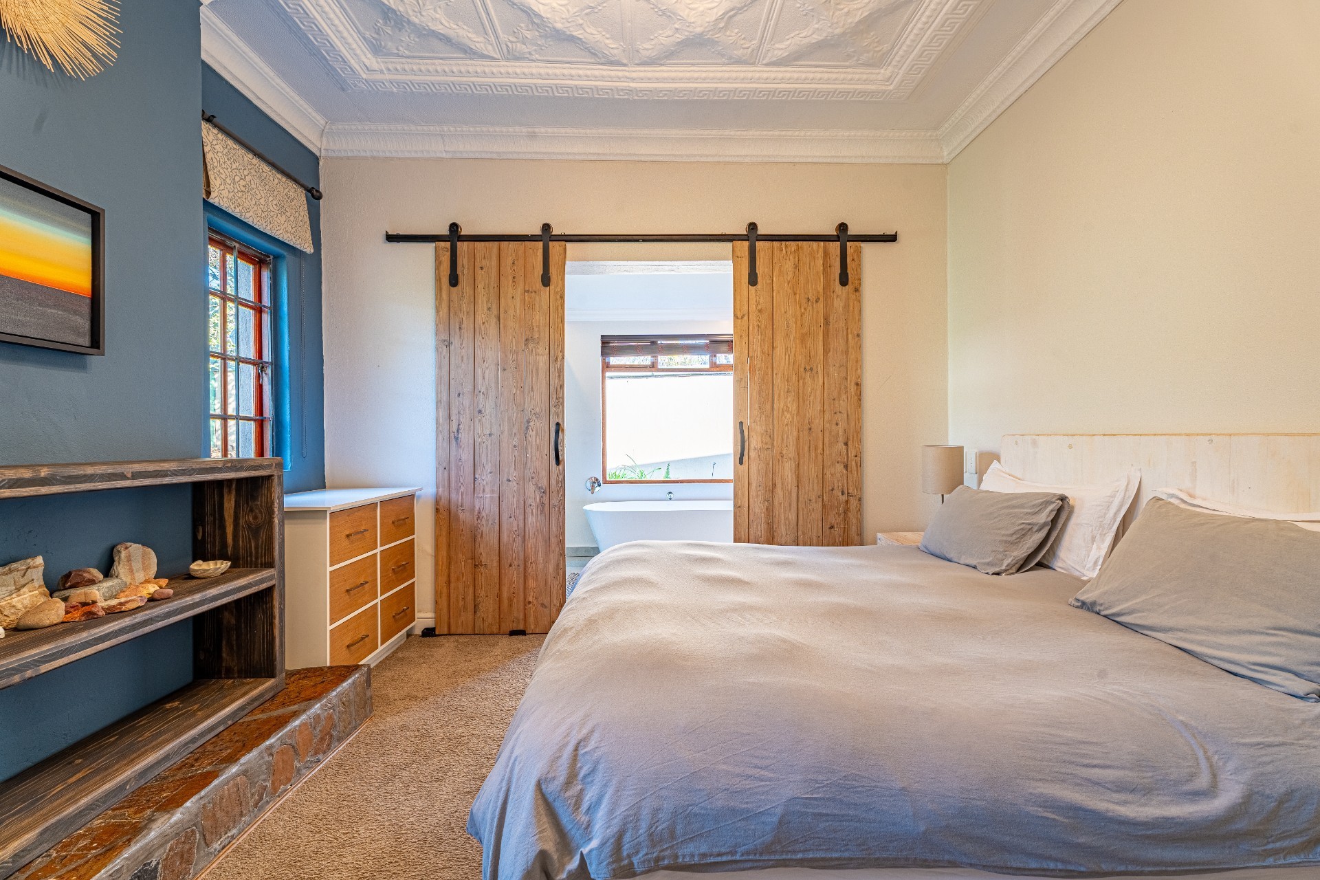 Charming Double Stand Home and Cottage in Prime Parkhurst Location