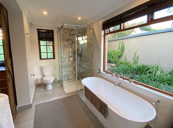 Charming Double Stand Home and Cottage in Prime Parkhurst Location