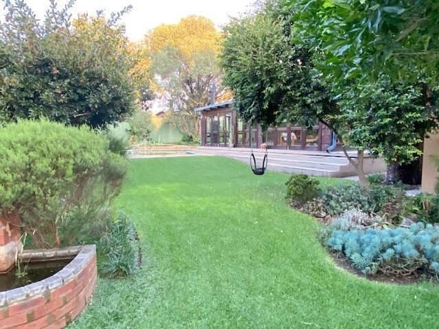 Charming Double Stand Home and Cottage in Prime Parkhurst Location