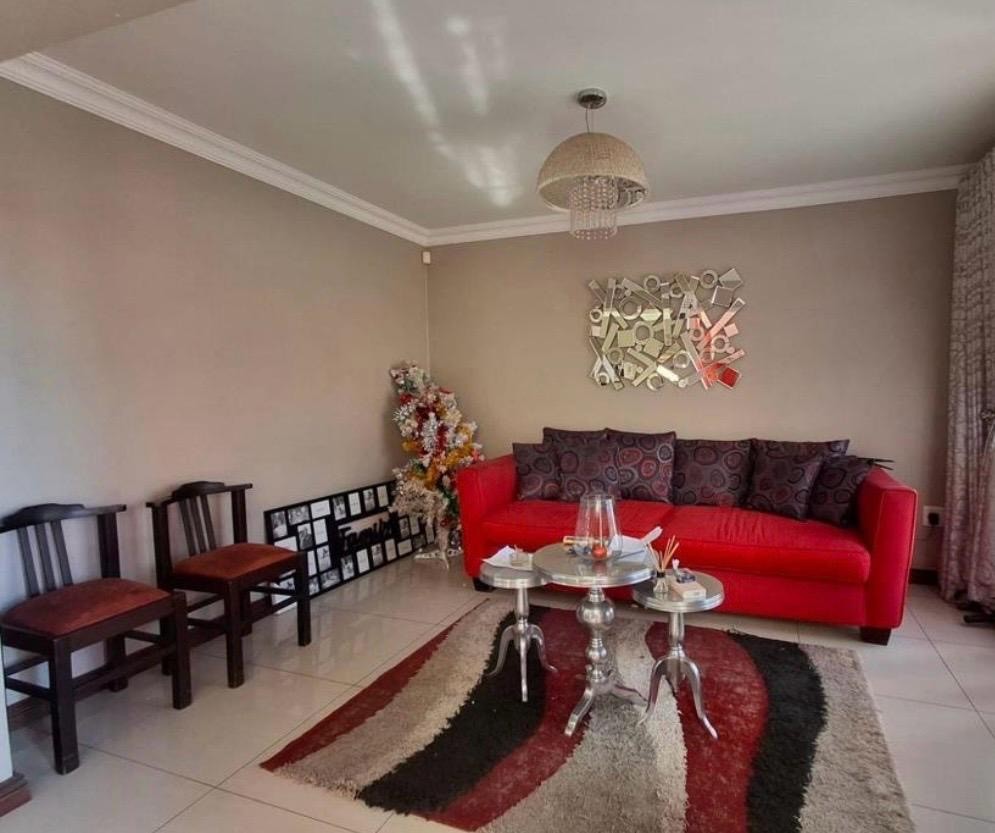 6 Bedroom House For Sale in Theresapark, Akasia