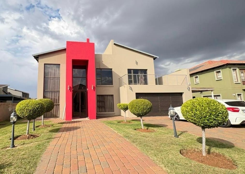 6 Bedroom House For Sale in Theresapark, Akasia
