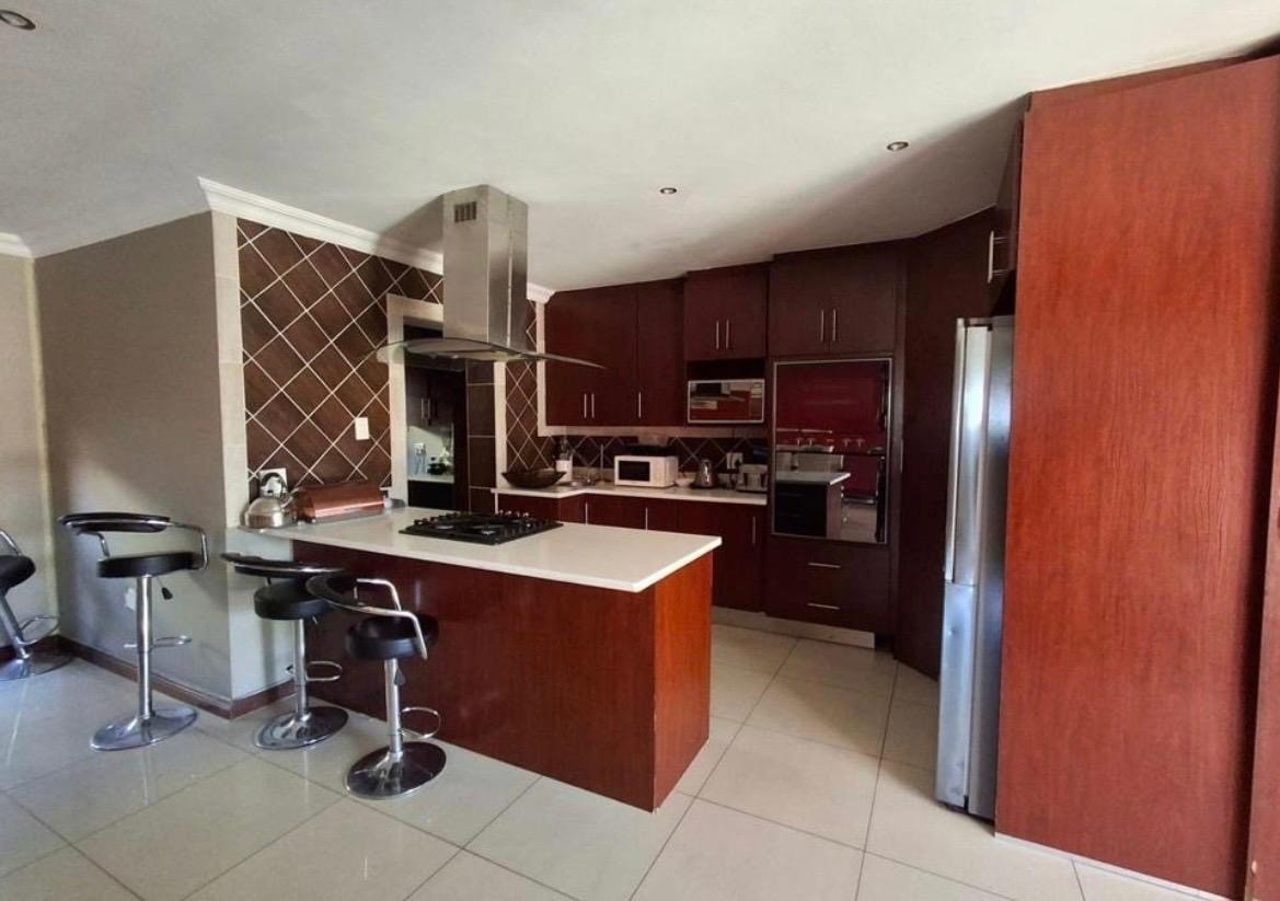 6 Bedroom House For Sale in Theresapark, Akasia