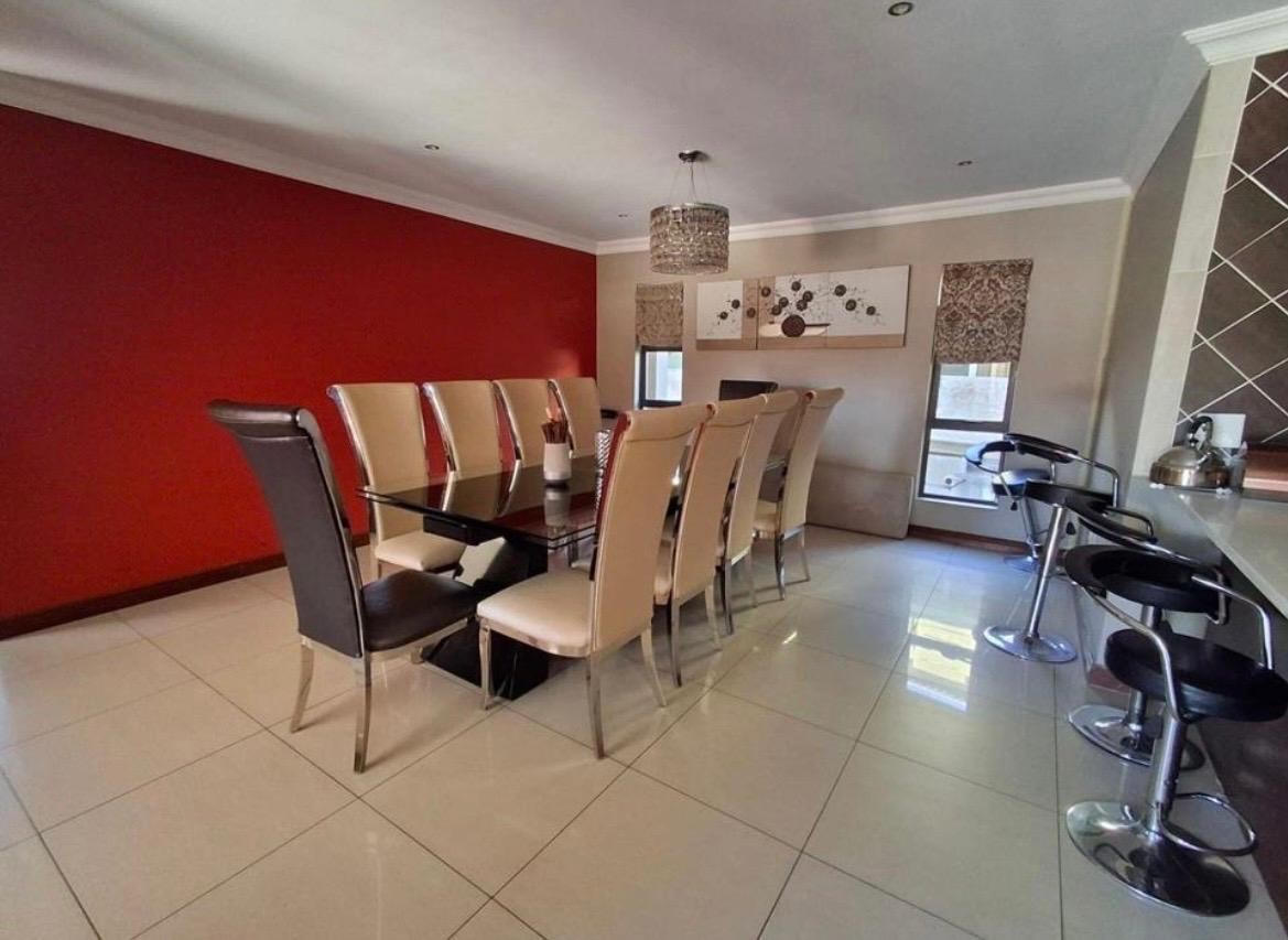 6 Bedroom House For Sale in Theresapark, Akasia