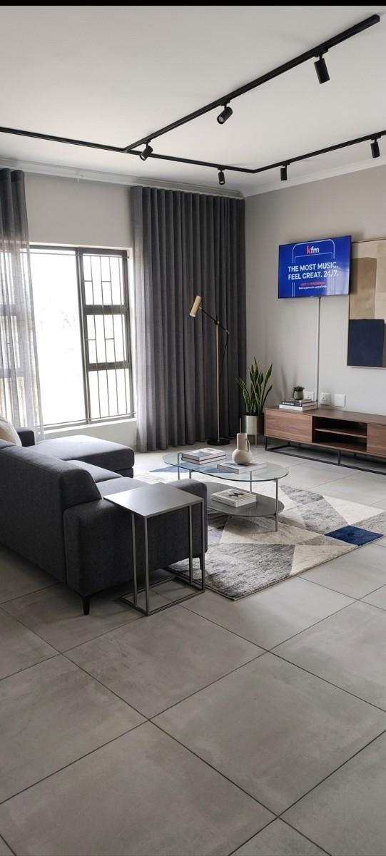 Stunning Property FOR SALE in GRASSY PARK - R1 949 000 , 00 (neg.)