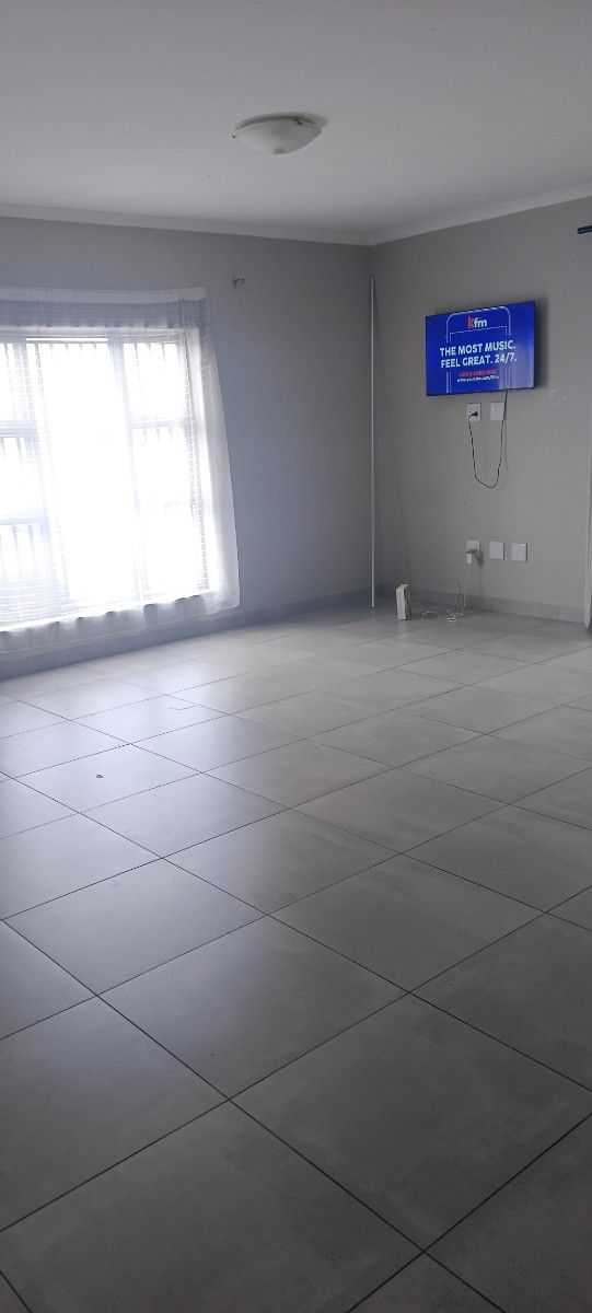 Stunning Property FOR SALE in GRASSY PARK - R1 949 000 , 00 (neg.)