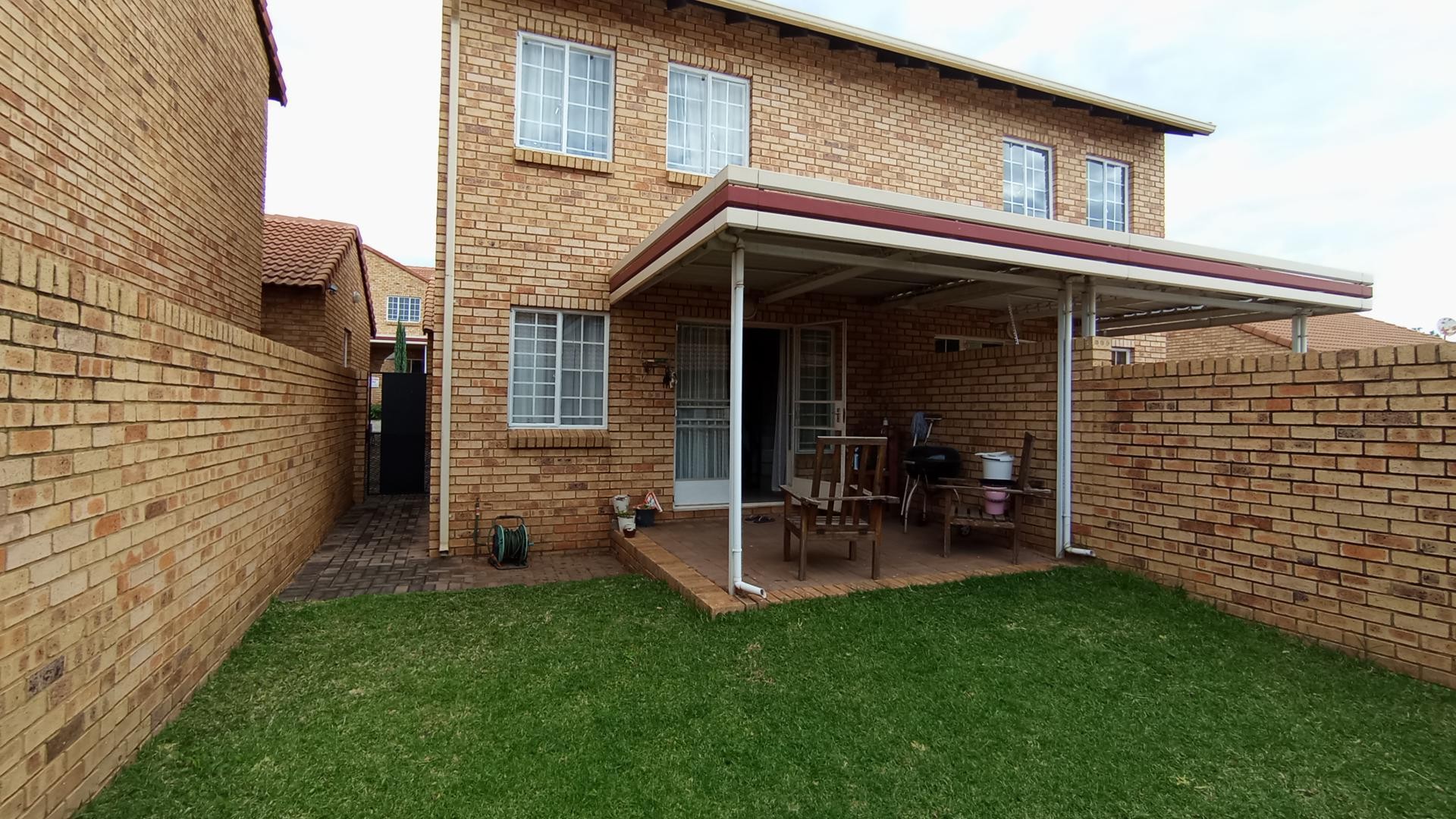 2Beds, 1 bath Duplex in a quiet Complex in Centurion