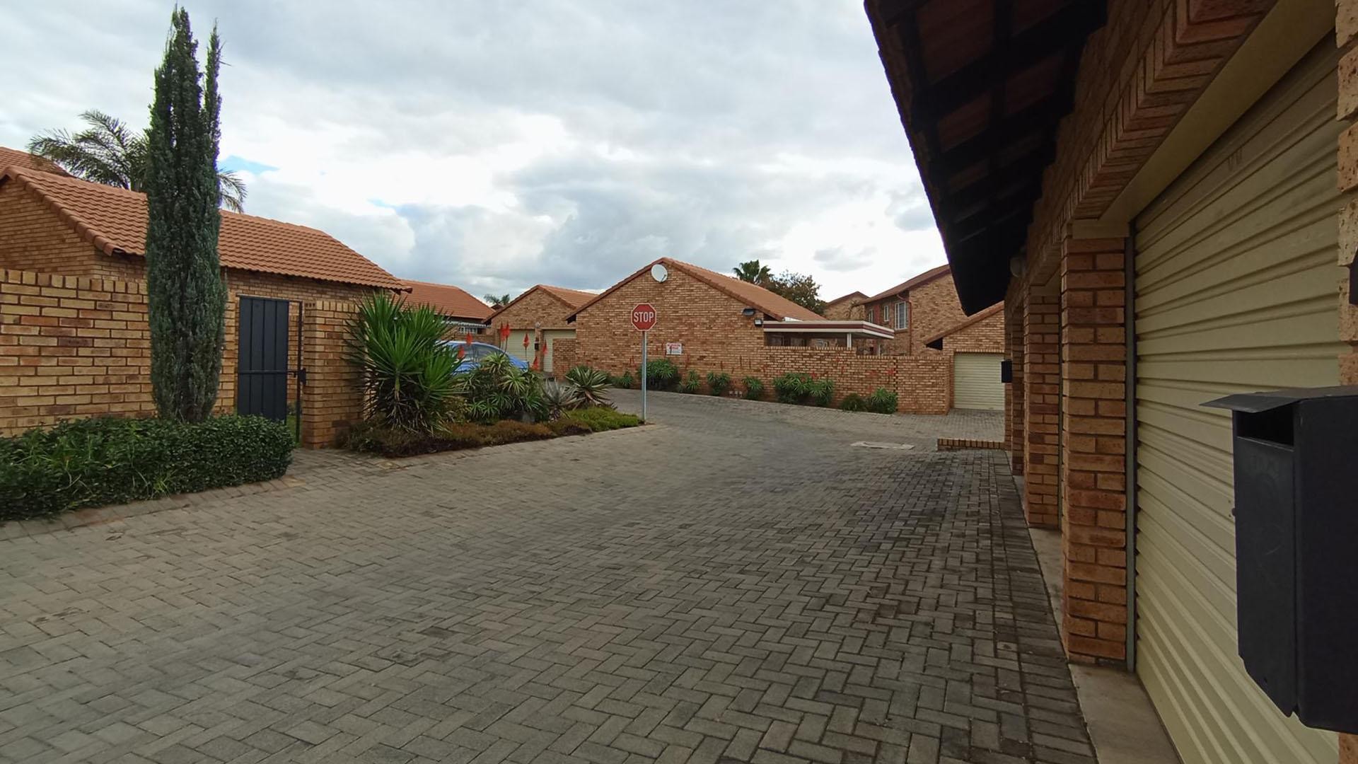2Beds, 1 bath Duplex in a quiet Complex in Centurion