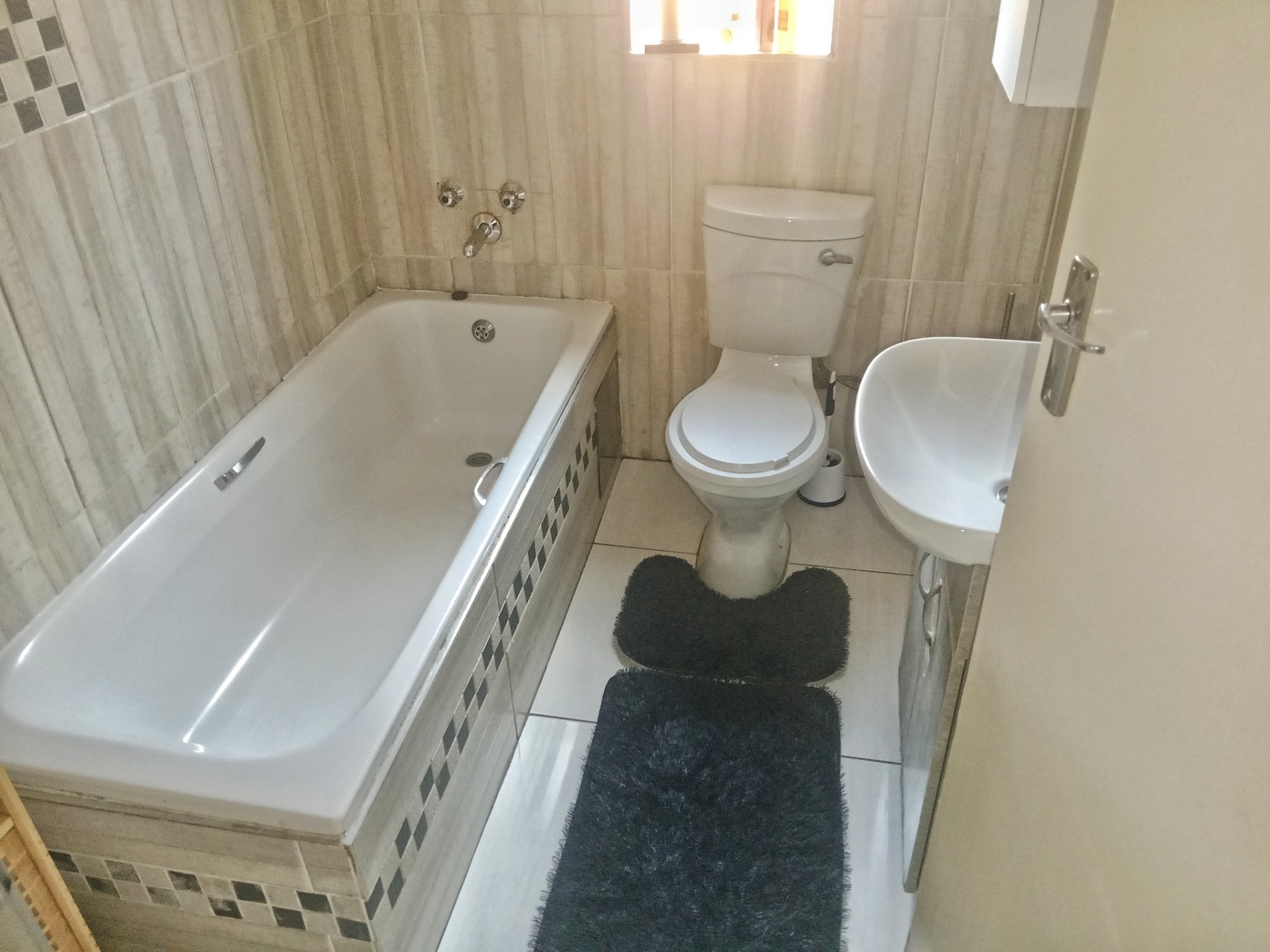 Modern House To Rent in Karenpark, Akasia. Primium and Best Location