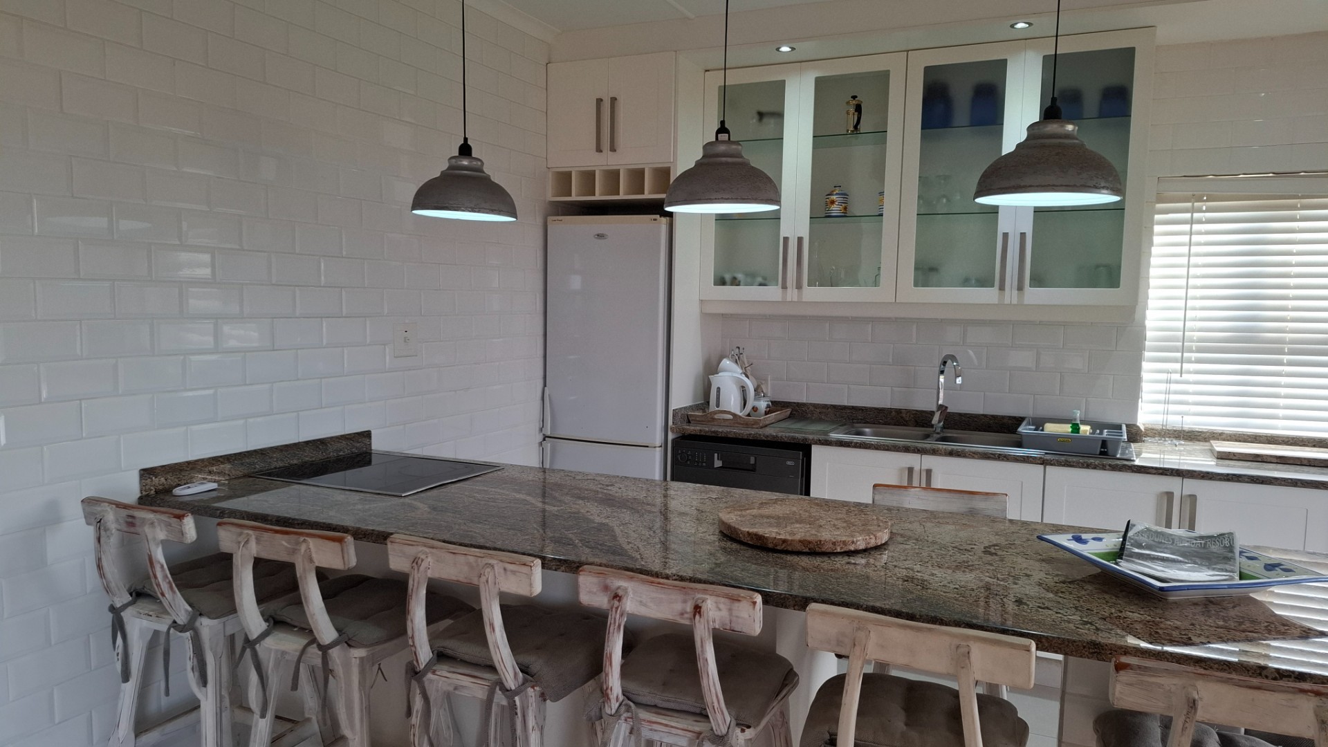 SHELLY BEACH : COMFORTABLE FURNSIHED THREE BEDROOM UNIT WITH 180 DEGREES SEAVIEW