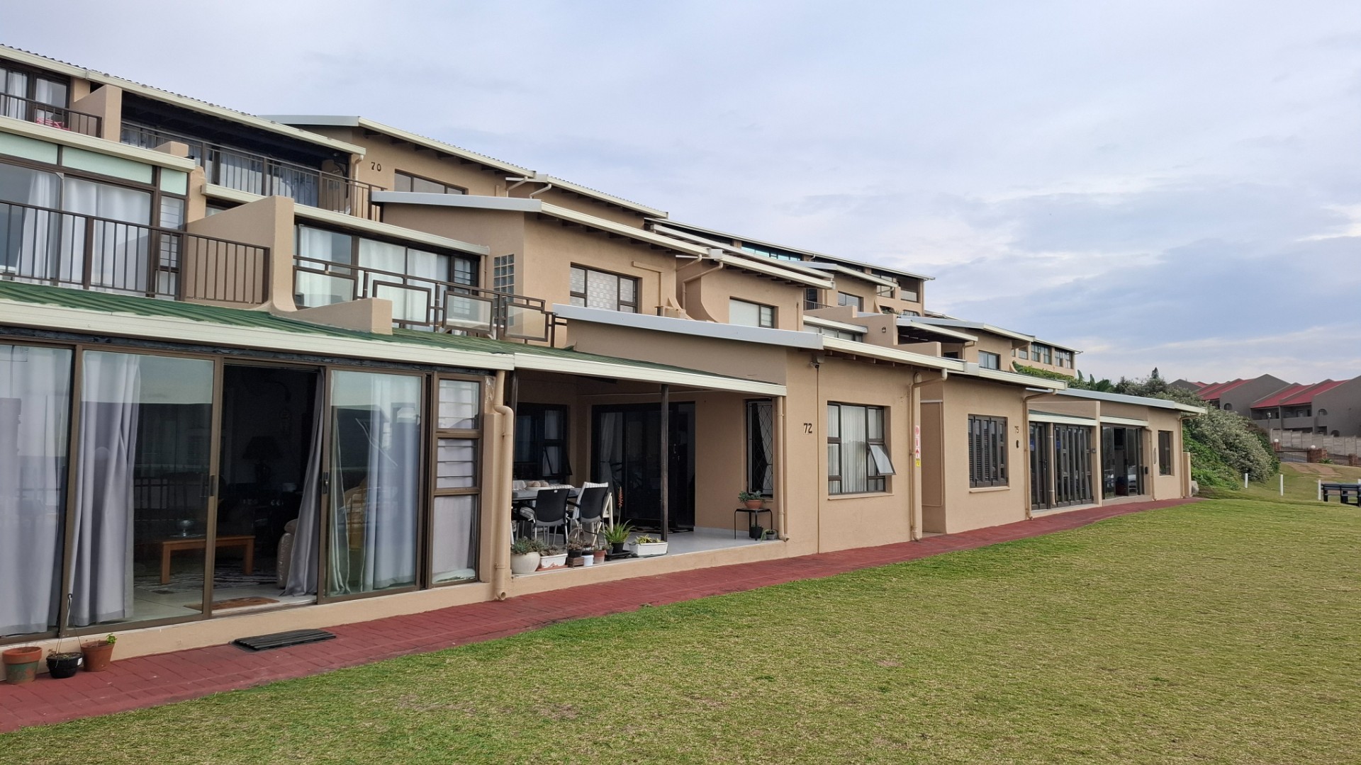 SHELLY BEACH : COMFORTABLE FURNSIHED THREE BEDROOM UNIT WITH 180 DEGREES SEAVIEW