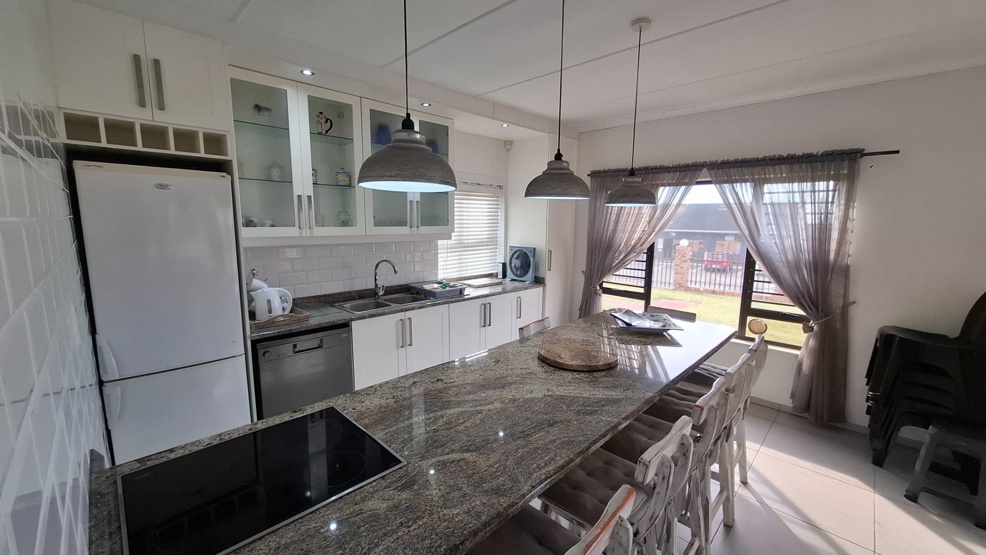 SHELLY BEACH : COMFORTABLE FURNSIHED THREE BEDROOM UNIT WITH 180 DEGREES SEAVIEW
