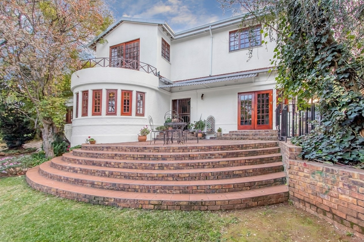 Elevated Family Living with 5 Bedrooms, Pool and Tree-Top Views on a 1732sqm stand