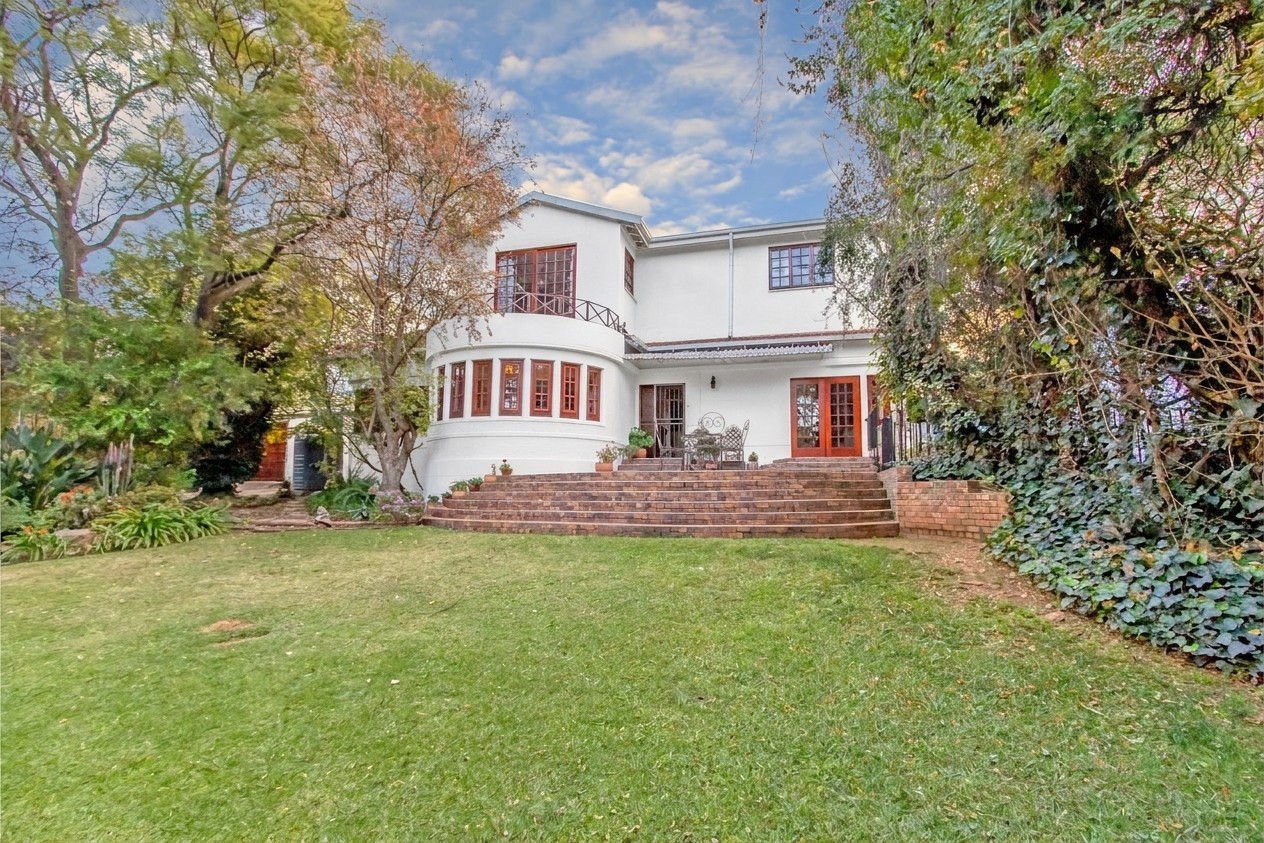 Elevated Family Living with 5 Bedrooms, Pool and Tree-Top Views on a 1732sqm stand