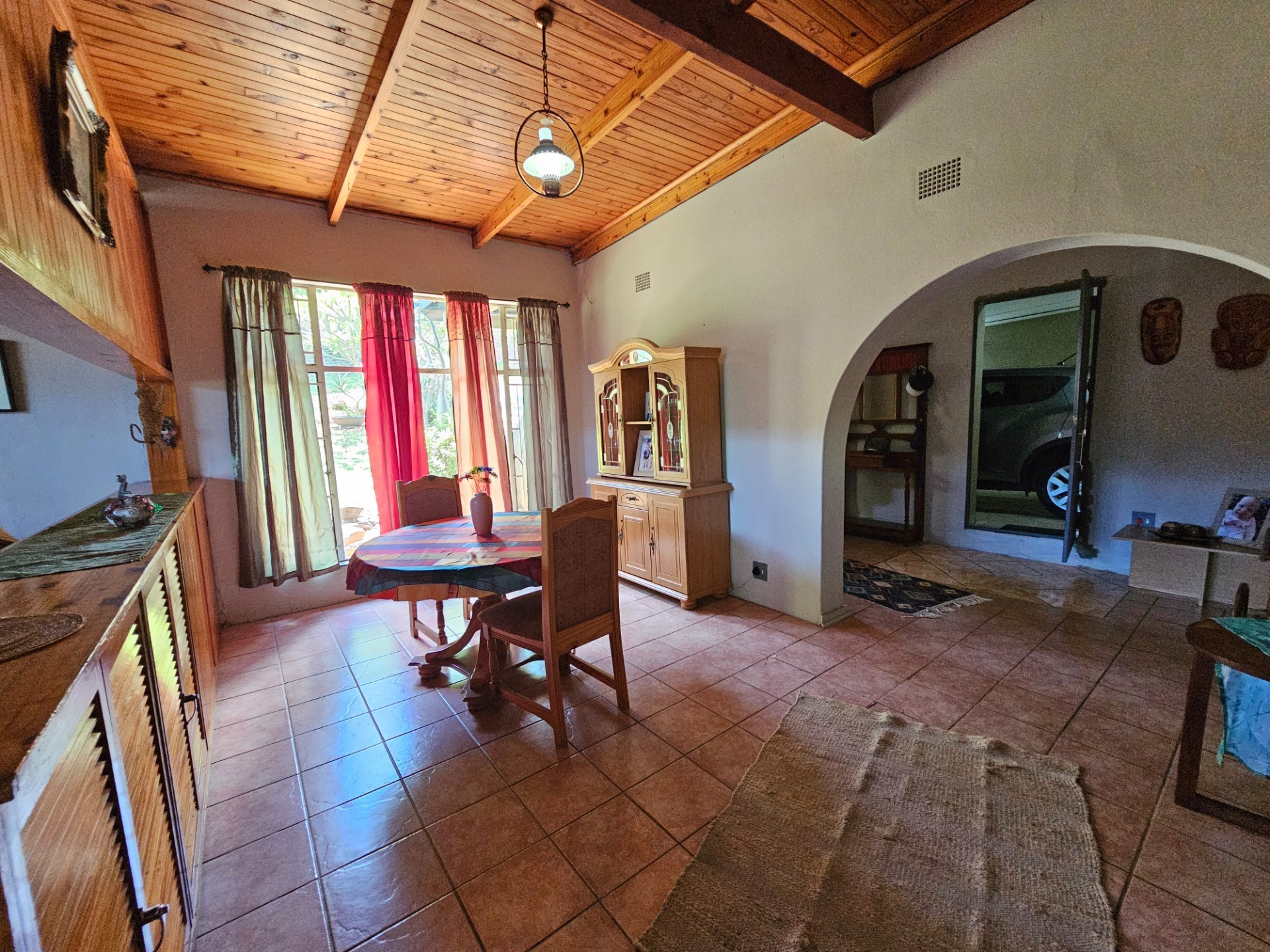 4 Bedroom House, Pool and 2 Garages in Popular Neighborhood For Sale in Barberton