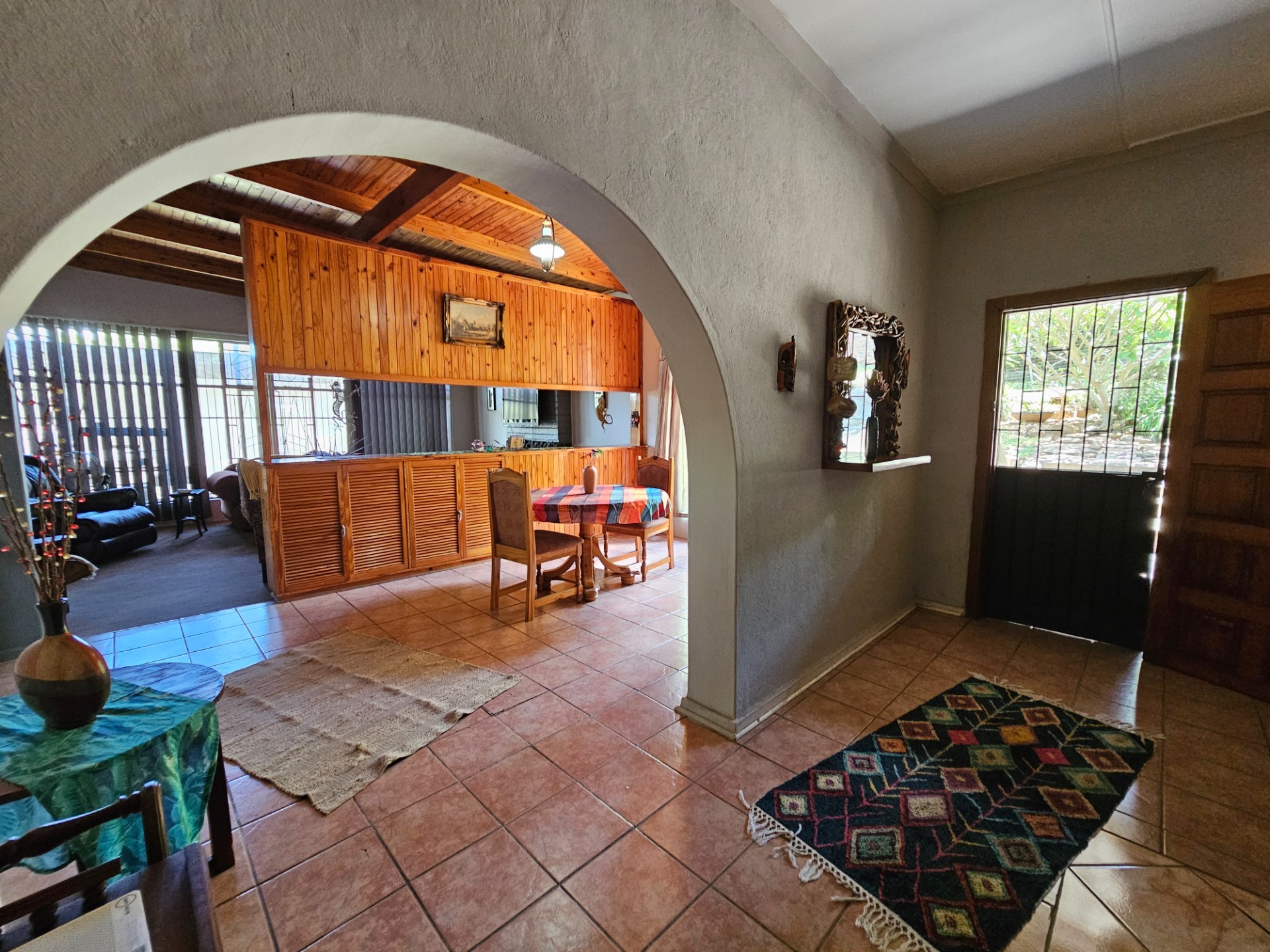 4 Bedroom House, Pool and 2 Garages in Popular Neighborhood For Sale in Barberton