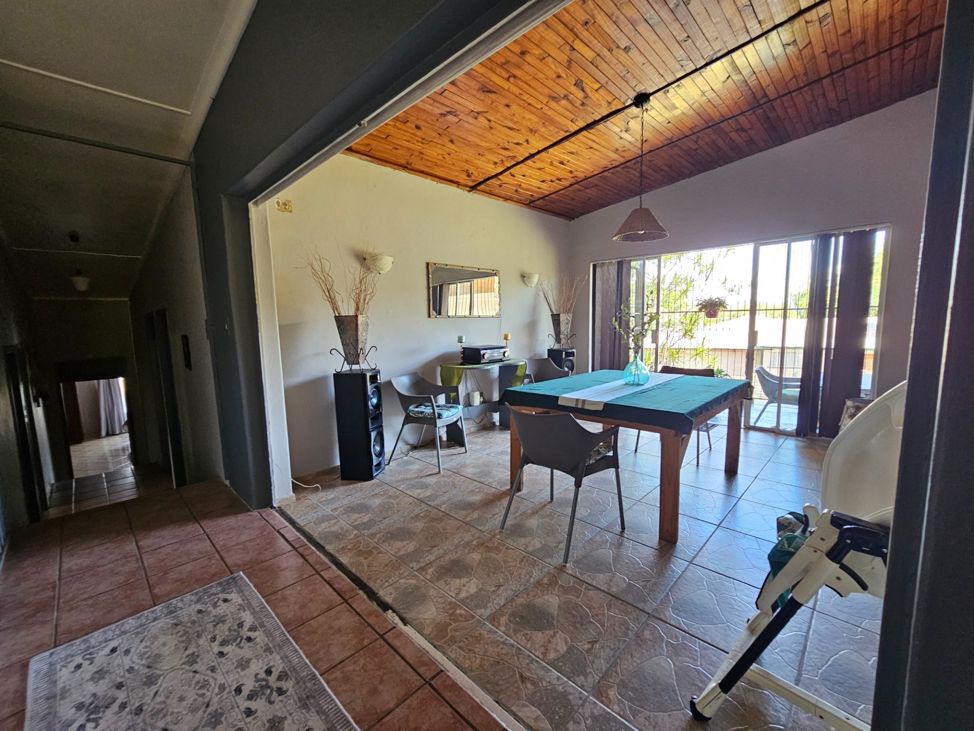 4 Bedroom House, Pool and 2 Garages in Popular Neighborhood For Sale in Barberton