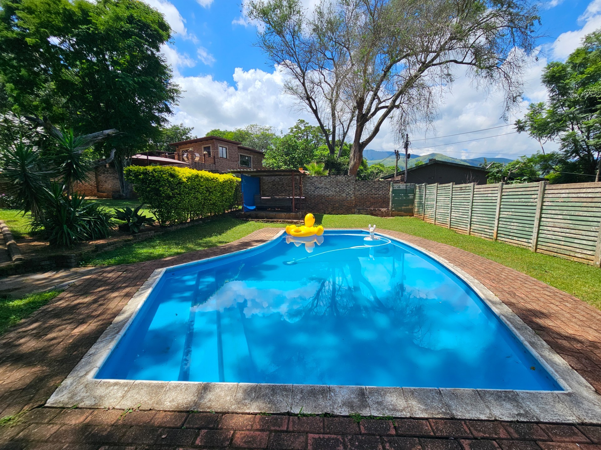 4 Bedroom House, Pool and 2 Garages in Popular Neighborhood For Sale in Barberton