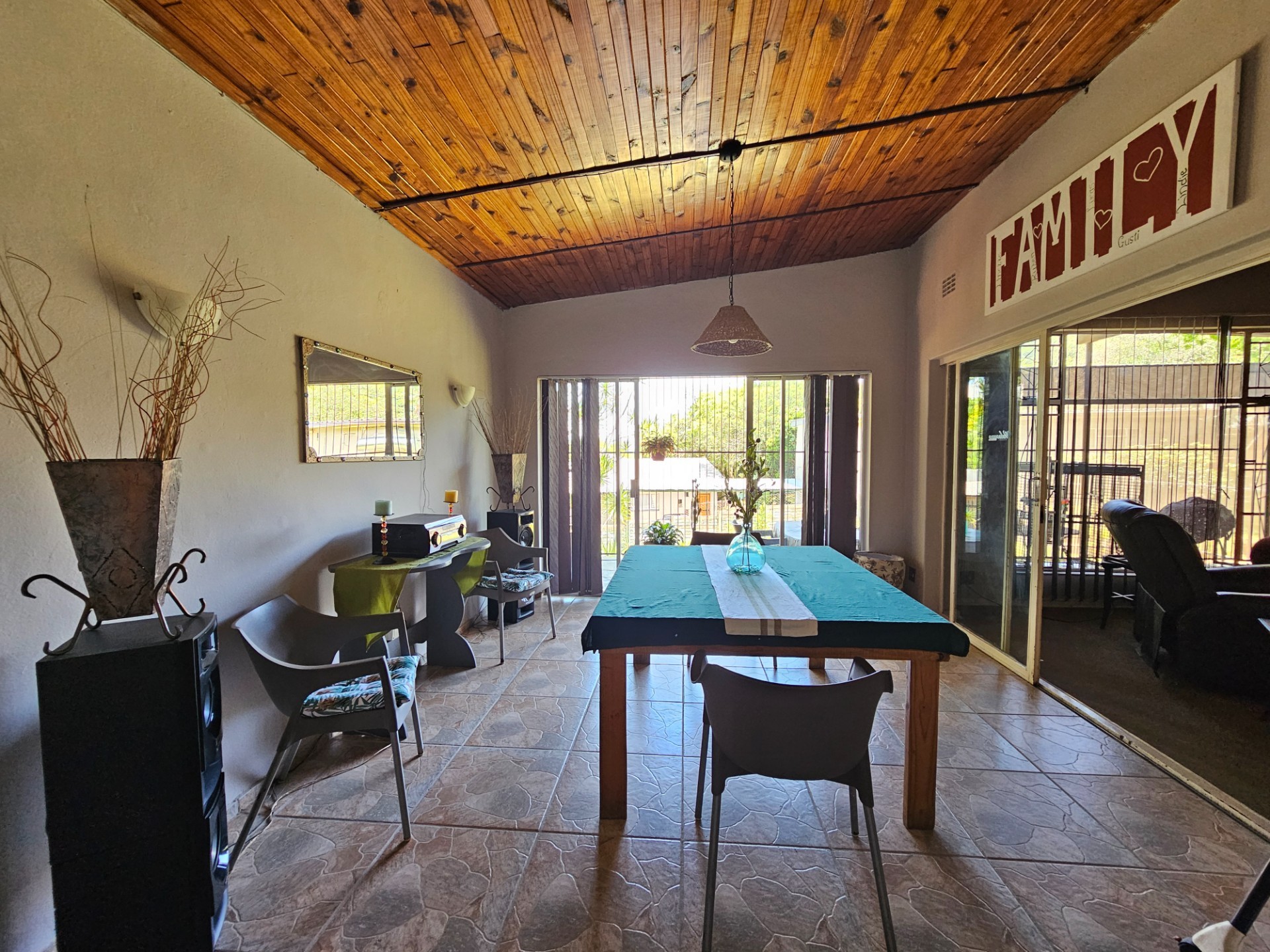 4 Bedroom House, Pool and 2 Garages in Popular Neighborhood For Sale in Barberton