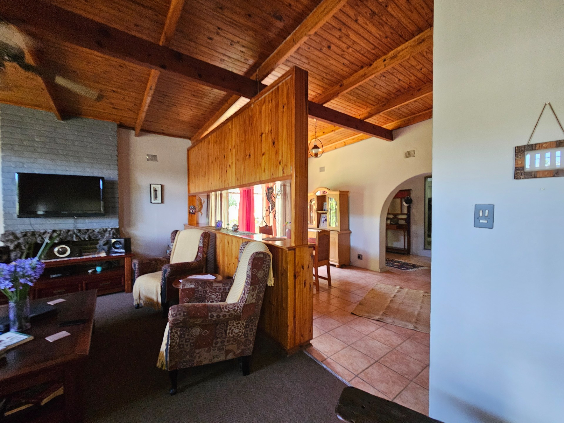 4 Bedroom House, Pool and 2 Garages in Popular Neighborhood For Sale in Barberton