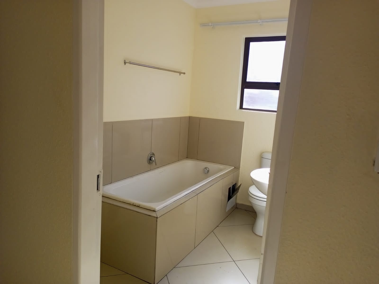 Townhouse For Sale in Chiawelo, Soweto