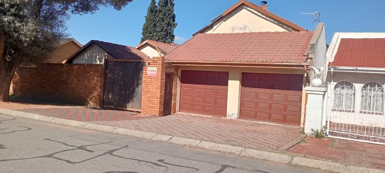 House For Sale in Diepkloof Ext, Diepkloof