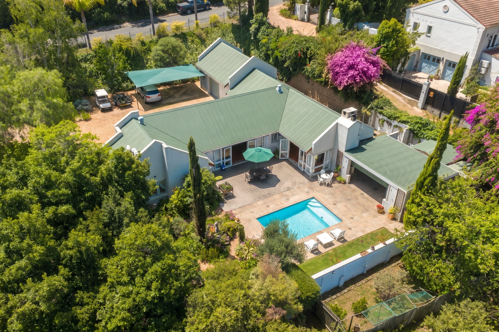 4 bed, 2.5 baths. An earthy brilliant family home set on the slopes of the Helderberg