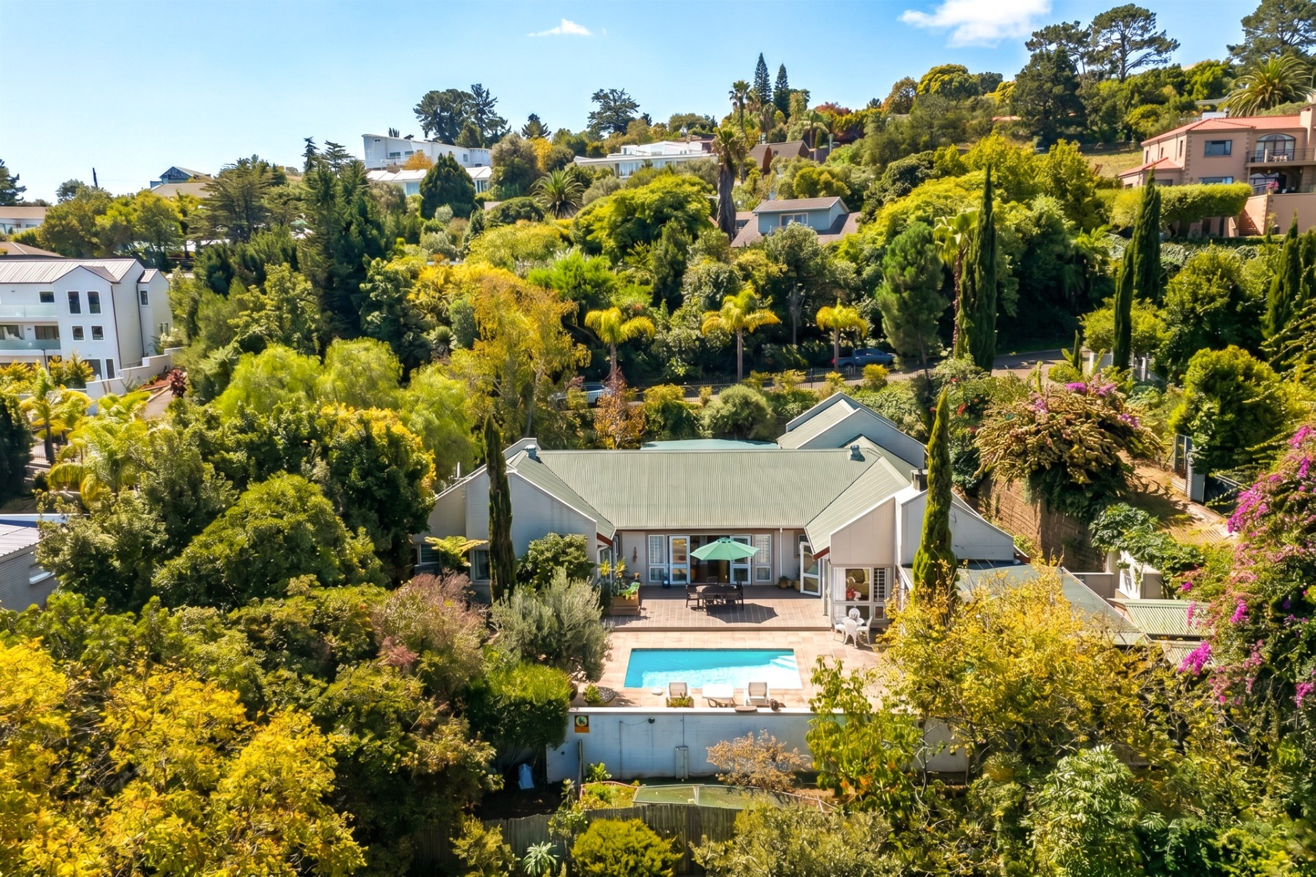 4 bed, 2.5 baths. An earthy brilliant family home set on the slopes of the Helderberg
