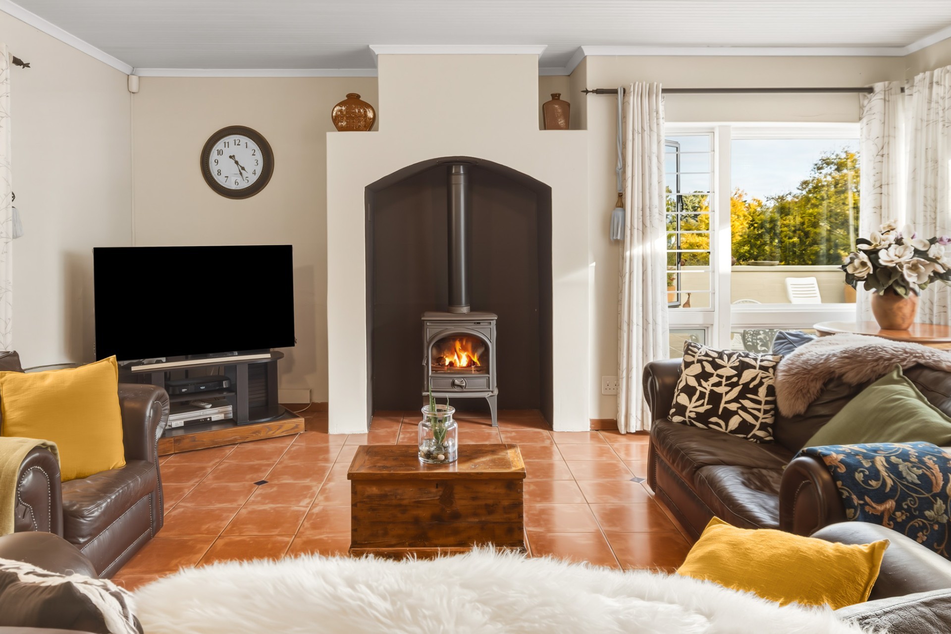 4 bed, 2.5 baths. An earthy brilliant family home set on the slopes of the Helderberg