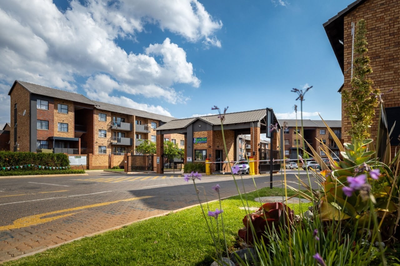 Modern 2-Bedroom Apartment For Sale in Heuweloord