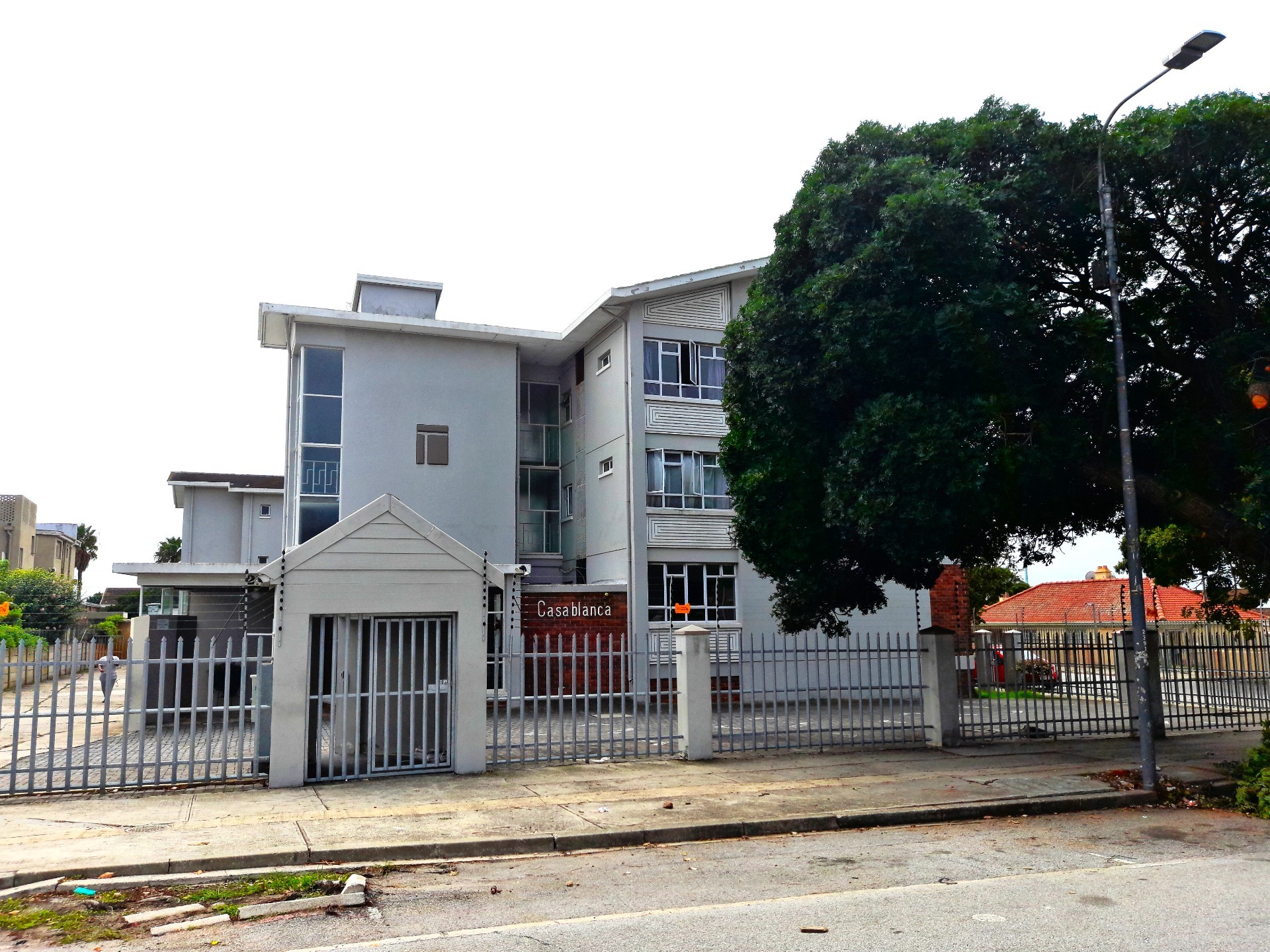 Spacious 2-Bedroom Apartment in Popular Casablanca - Ideal First Home or Investment