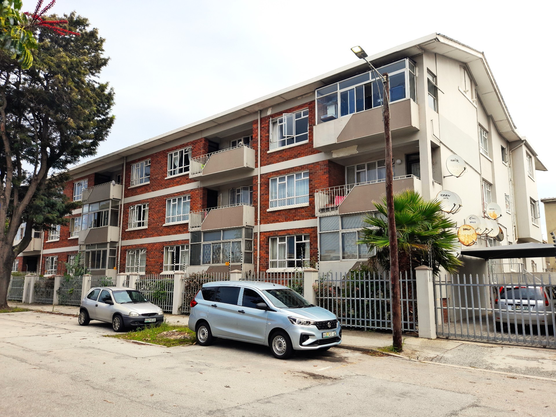 Spacious 2-Bedroom Apartment in Popular Casablanca - Ideal First Home or Investment