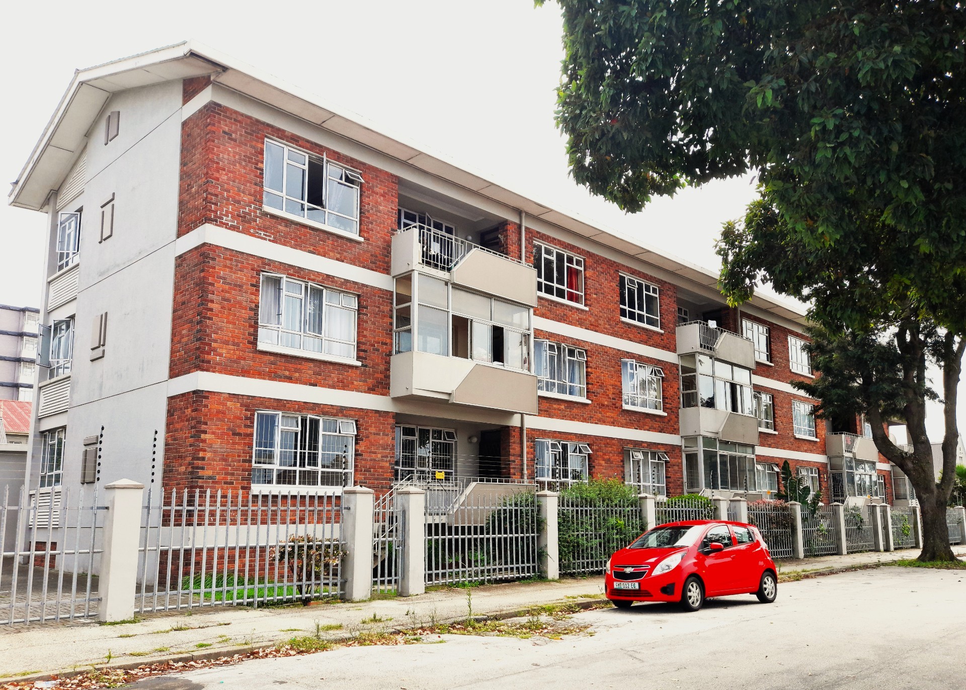 Spacious 2-Bedroom Apartment in Popular Casablanca - Ideal First Home or Investment