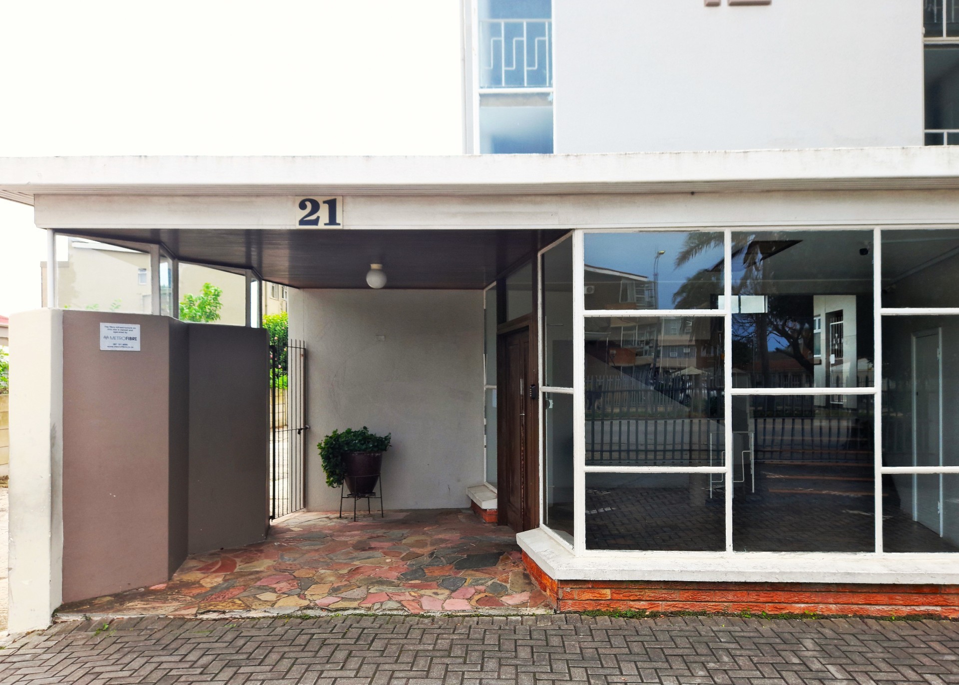 Spacious 2-Bedroom Apartment in Popular Casablanca - Ideal First Home or Investment