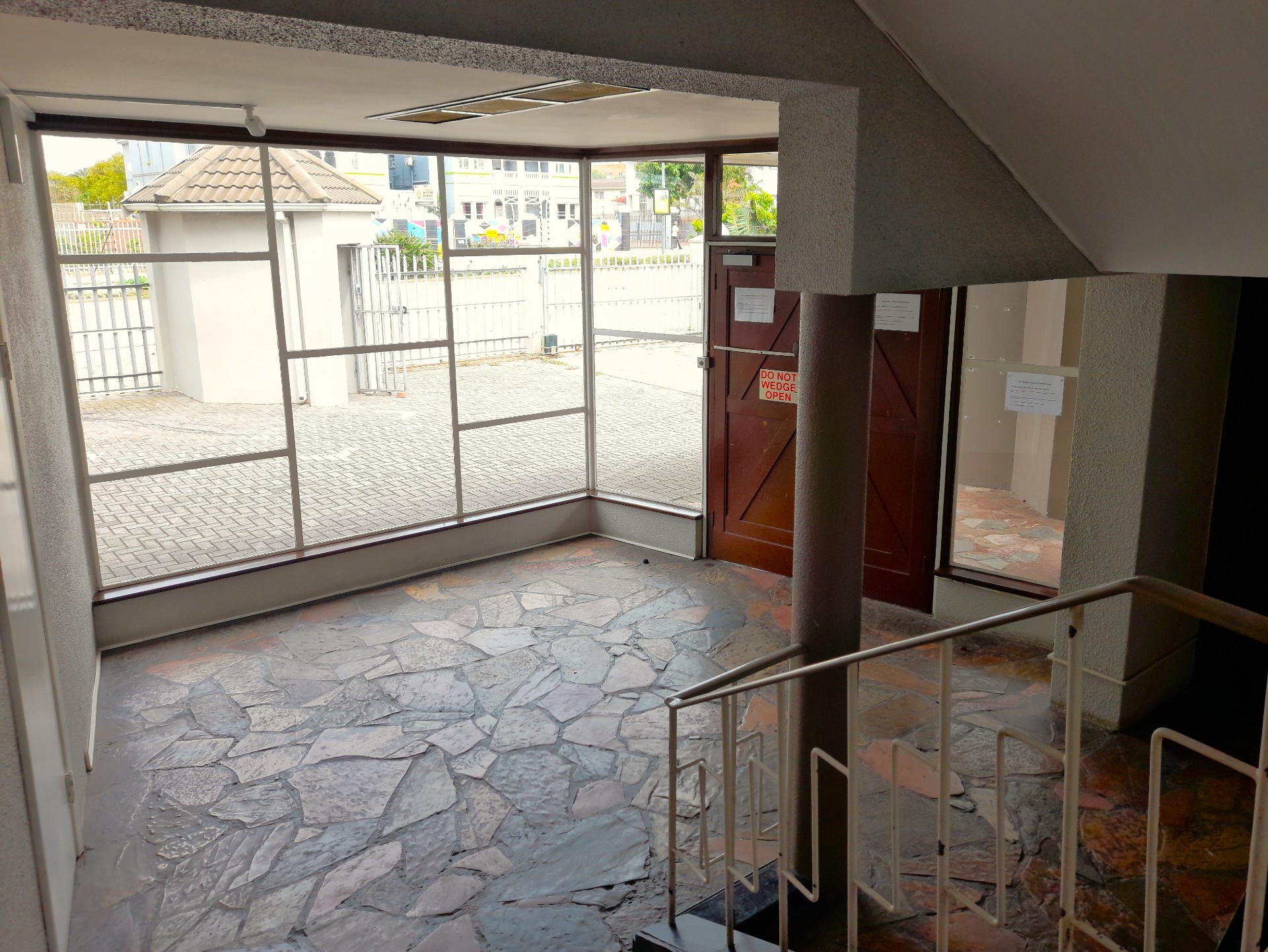 Spacious 2-Bedroom Apartment in Popular Casablanca - Ideal First Home or Investment