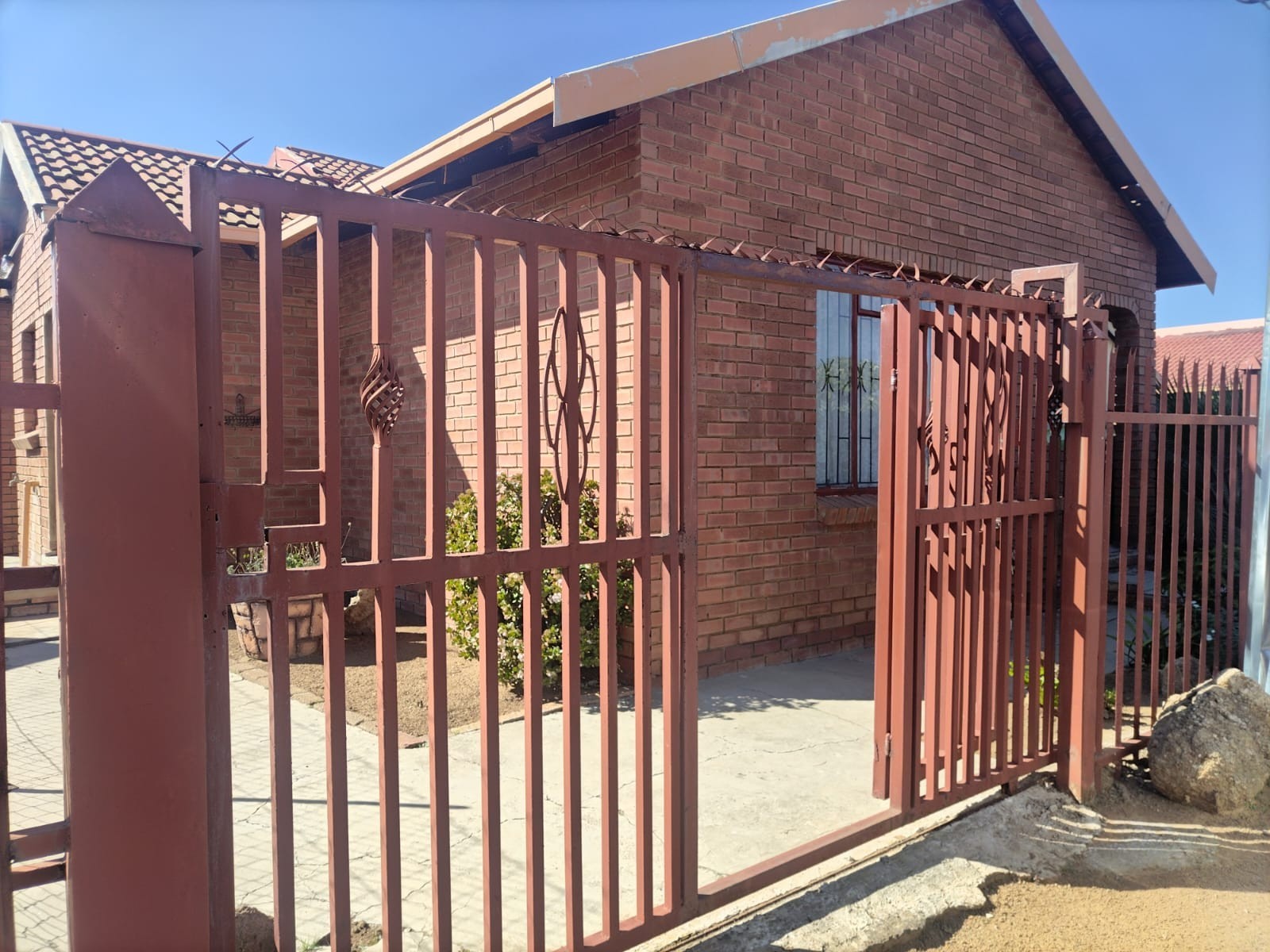 Big 3 Bedroom House For Sale in Mabopane, Lebanon