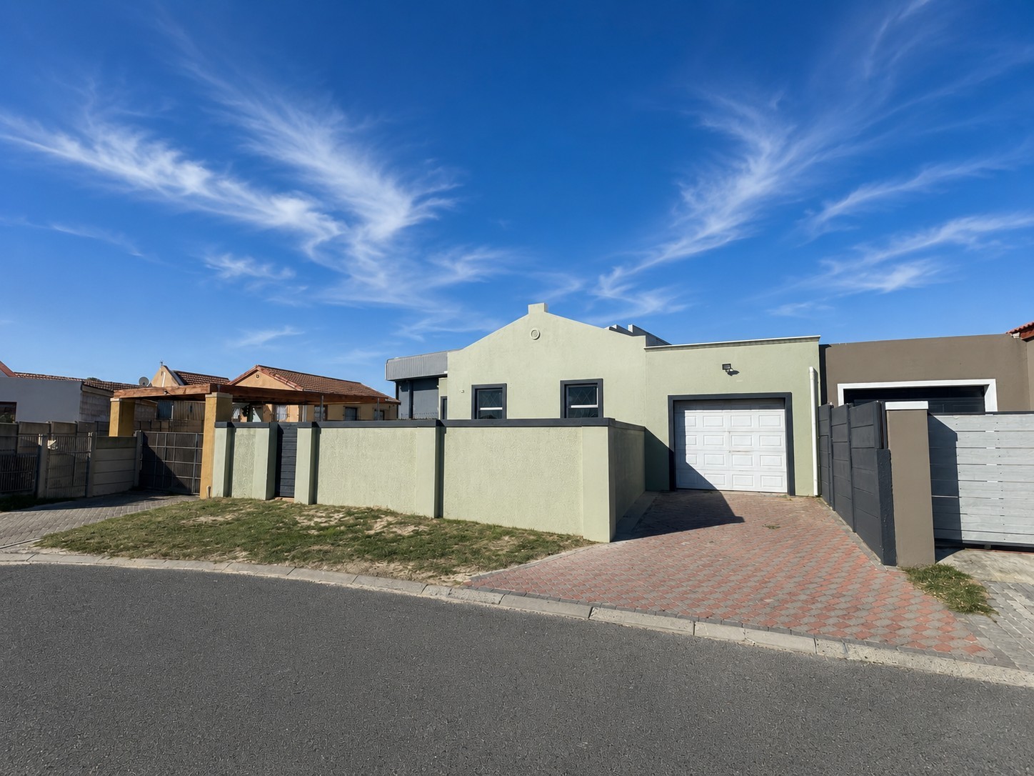 Fully Renovated Family Home with Designer Kitchen, Bathroom and 4-Car Garage, Rondevlei Park