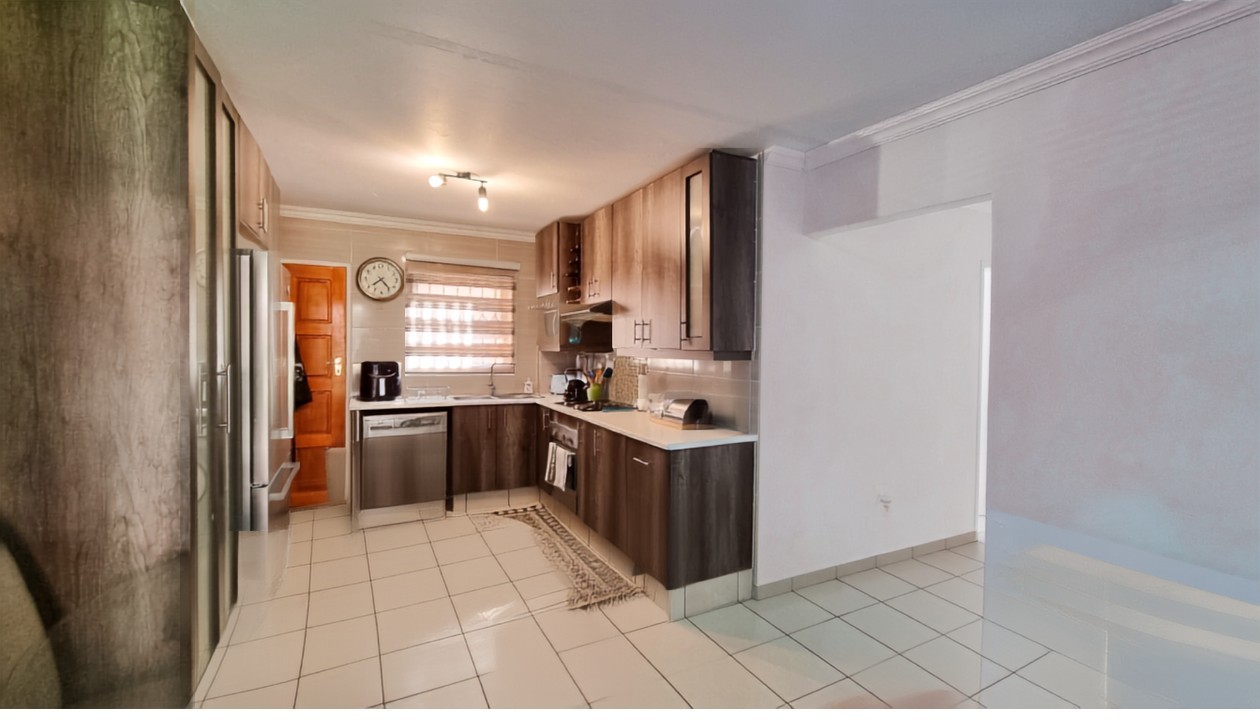 Modern 3-Bedroom Ground Floor Apartment in a Prime Location Witfield