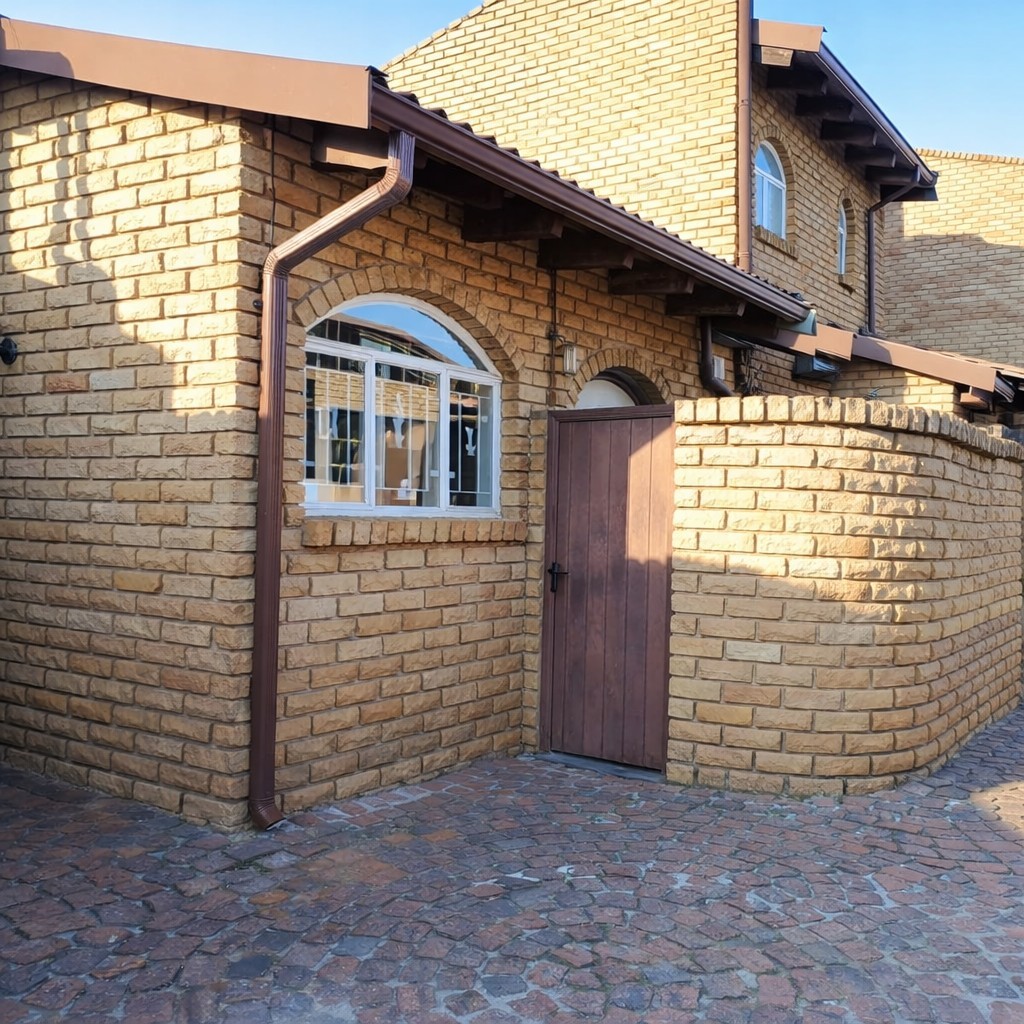 Apartment For Sale in Bear Park, Corlett Gardens, Johannesburg