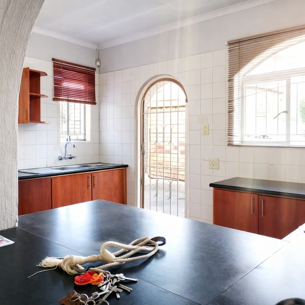 Apartment For Sale in Bear Park, Corlett Gardens, Johannesburg