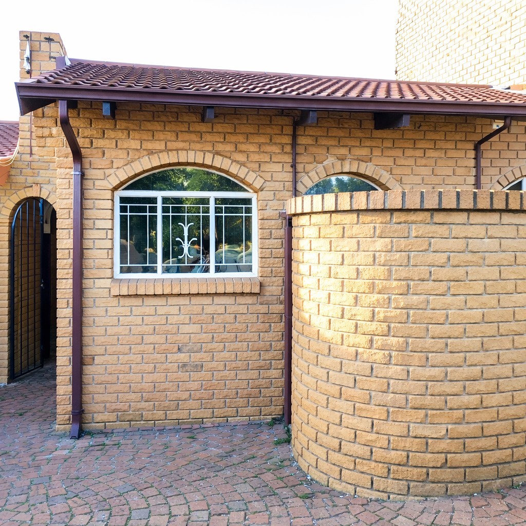 Apartment For Sale in Bear Park, Corlett Gardens, Johannesburg
