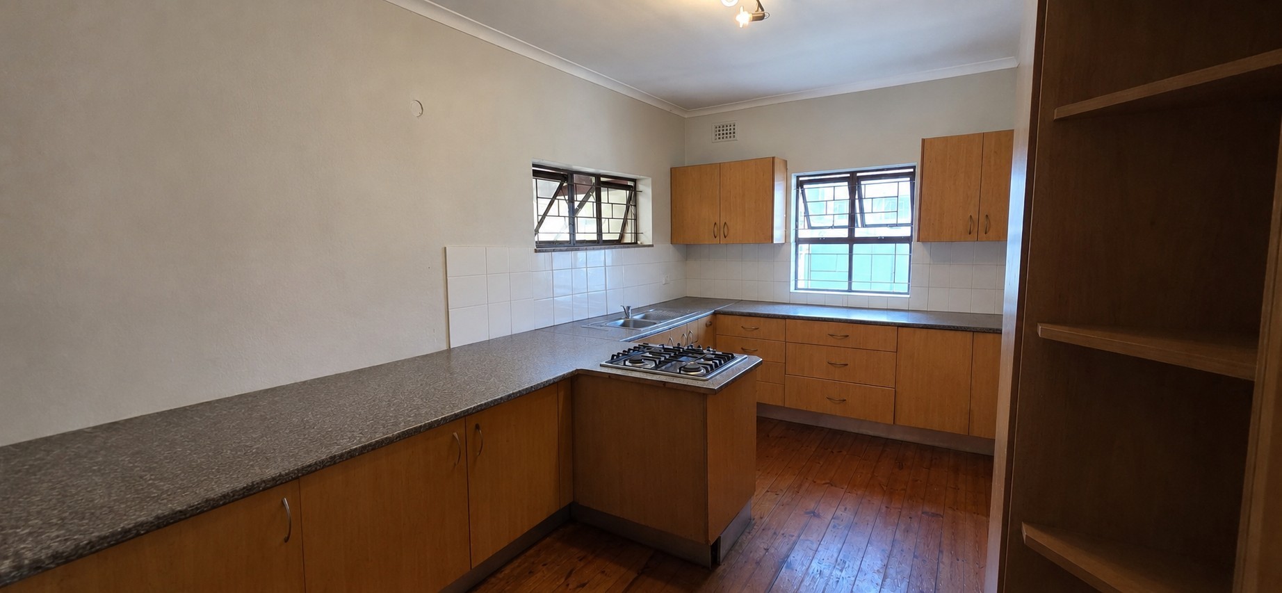 Home for sale with 2 flatlets