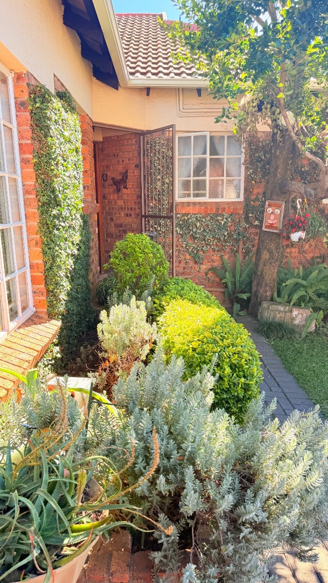 Townhouse For Sale in Schuinshoogte, Newcastle, KwaZulu Natal