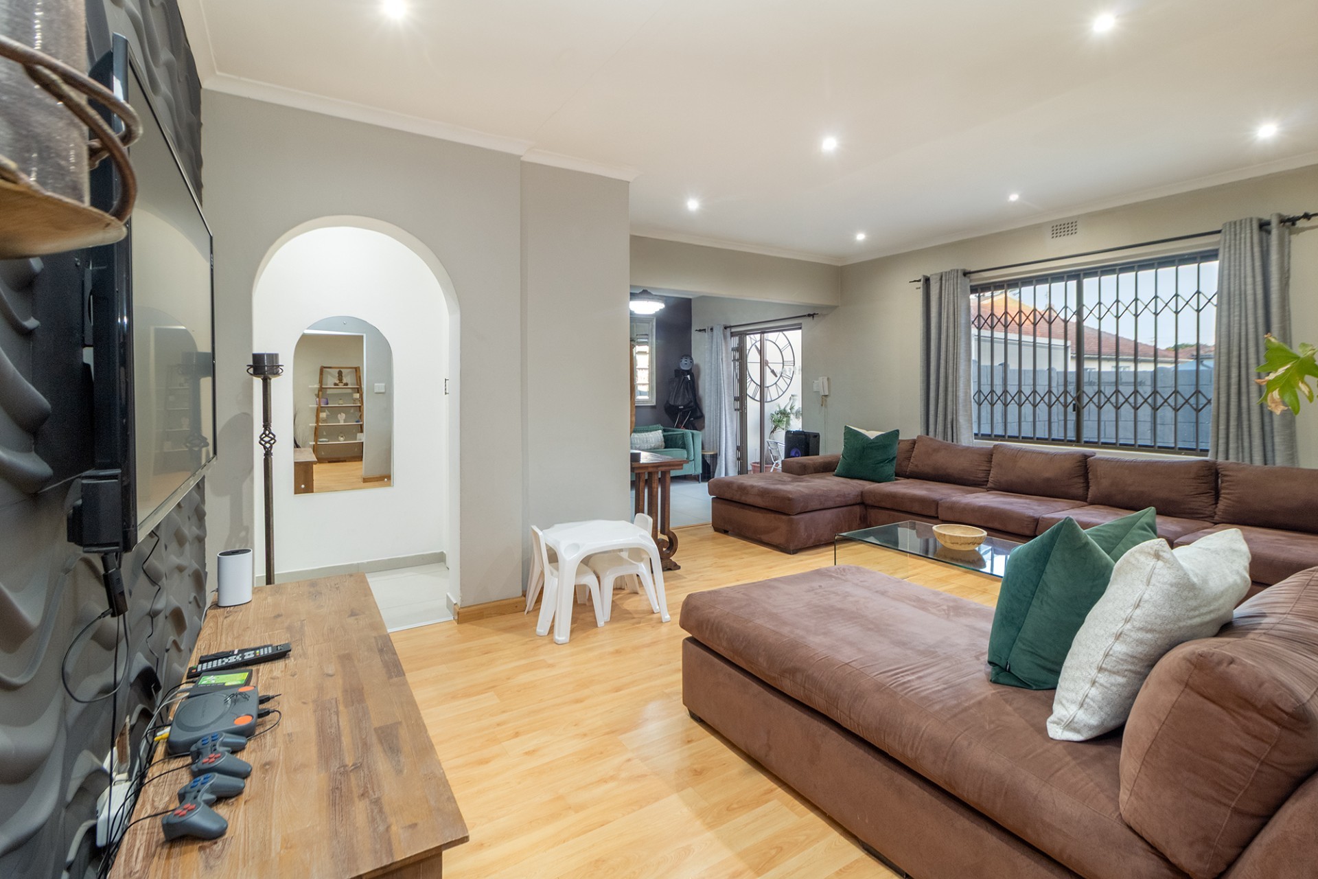 Exceptional 5 Bedroom Family Home with integrated Flatlet, Pool and Extensive Entertainment Areas