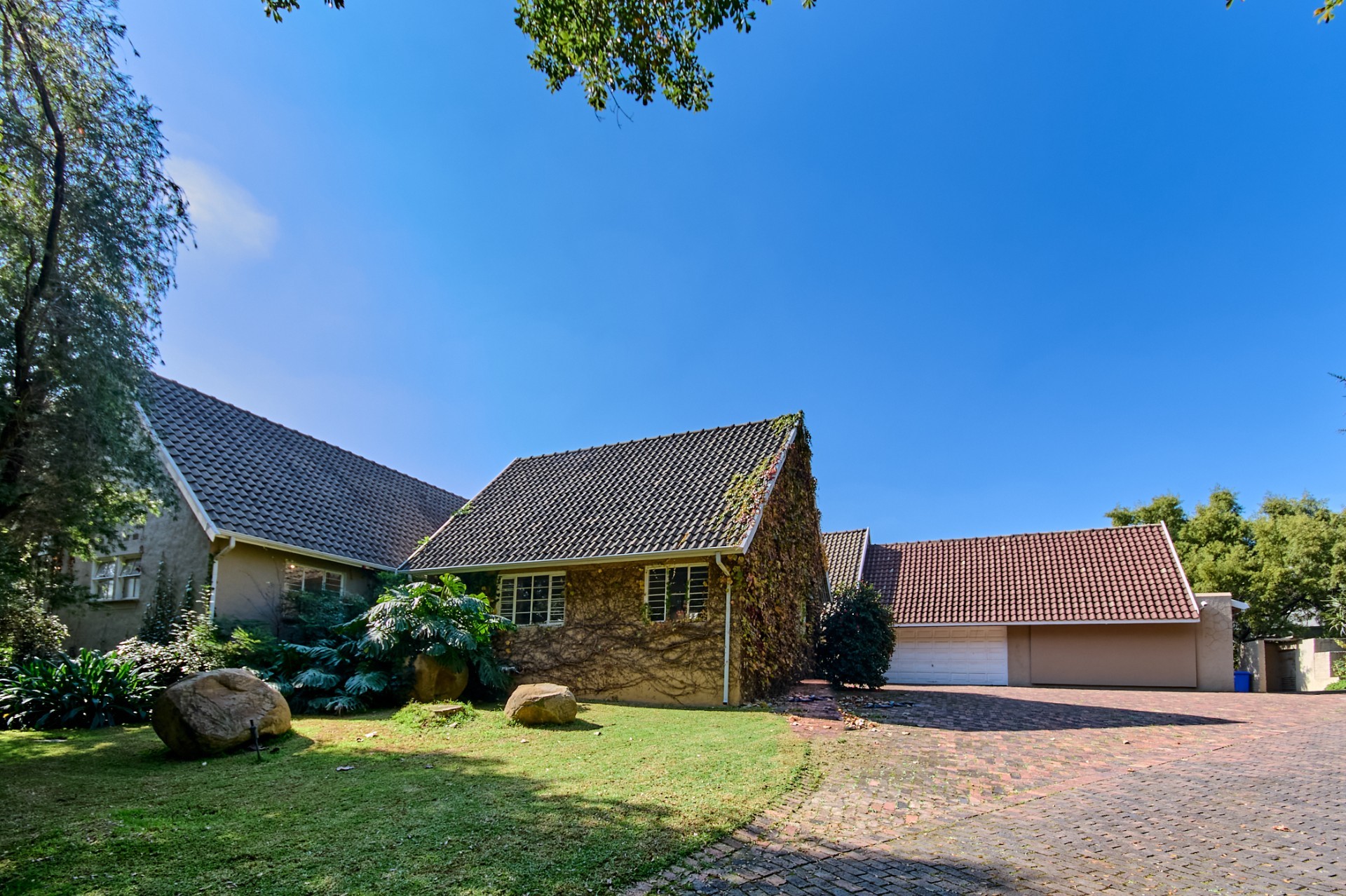 Luxury Family Residence in Prestigious Bryanston for Rental