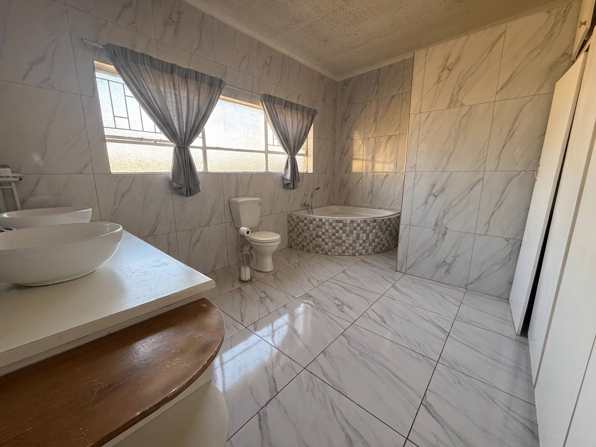 4 Bedroom Family Home plus 1 Bedroom Flatlet