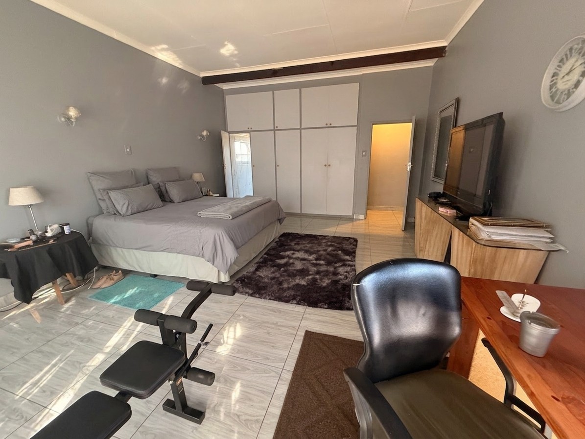4 Bedroom Family Home plus 1 Bedroom Flatlet