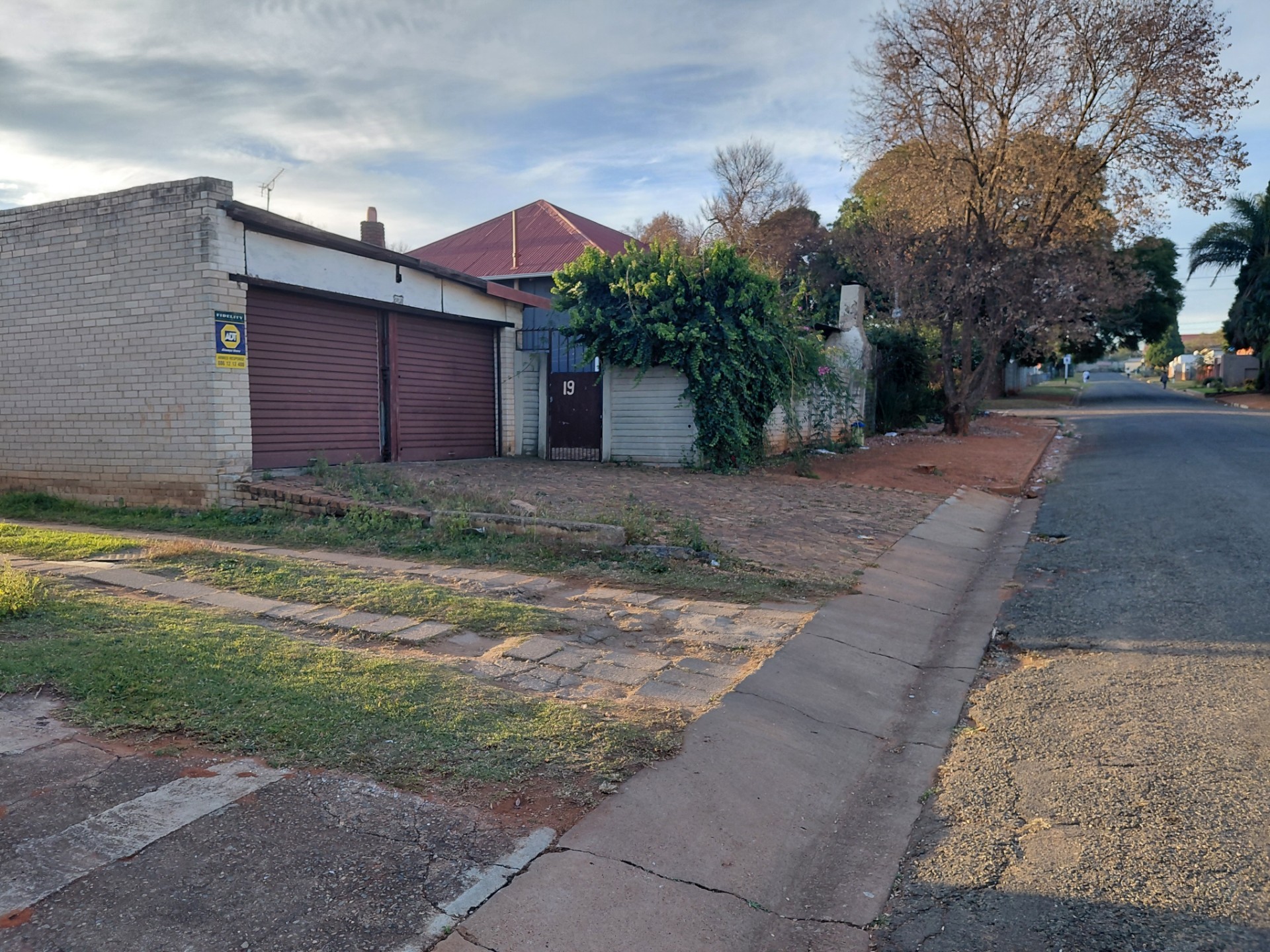 House For Sale in Roodepoort North, Roodepoort