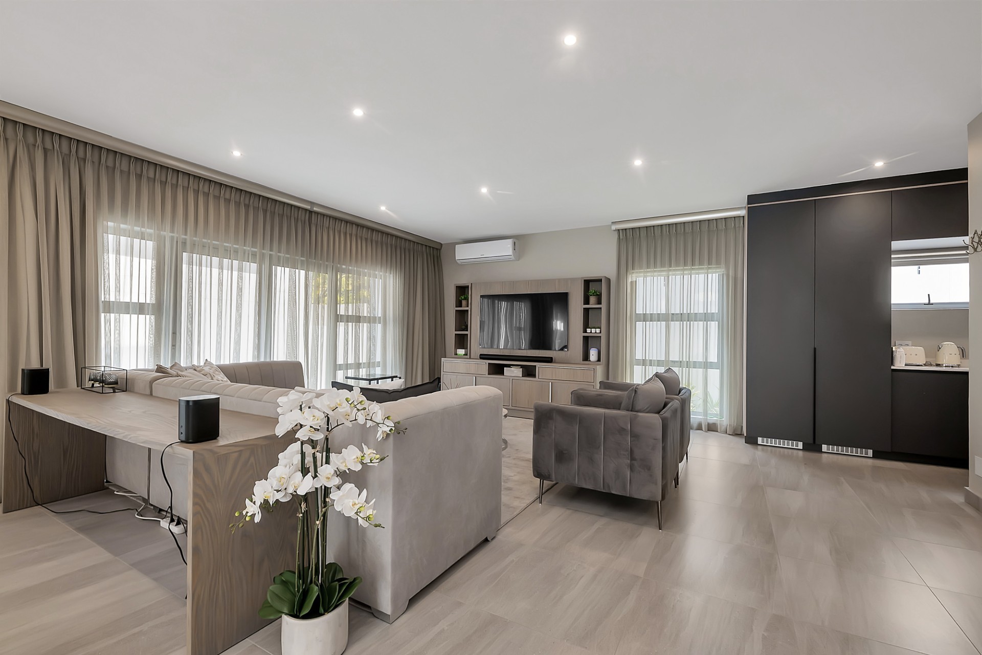 Luxury Fully Furnished 3-Bedroom 3,5 Bath Home