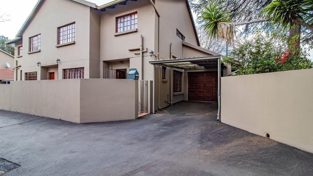Corner unit in well-managed complex in sought after neighbourhood