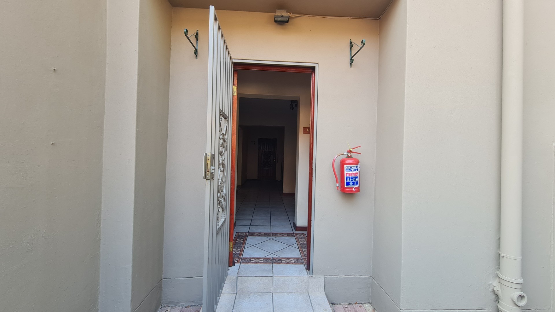Lovely duplex in well-managed complex in sought after neighbourhood